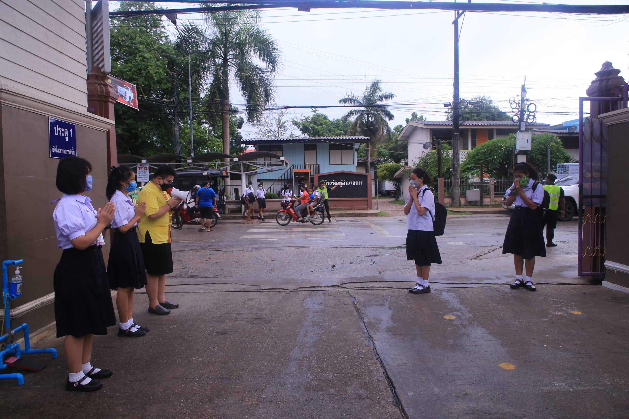 โรงเรียนสรรพวิยาคม ต้อนรับนักเรียนทุกระดับชั้นในวันเปิดเรียนวันแรก ของภาคเรียนที่ ๑ ปีการศึกษา ๒๕๖๓