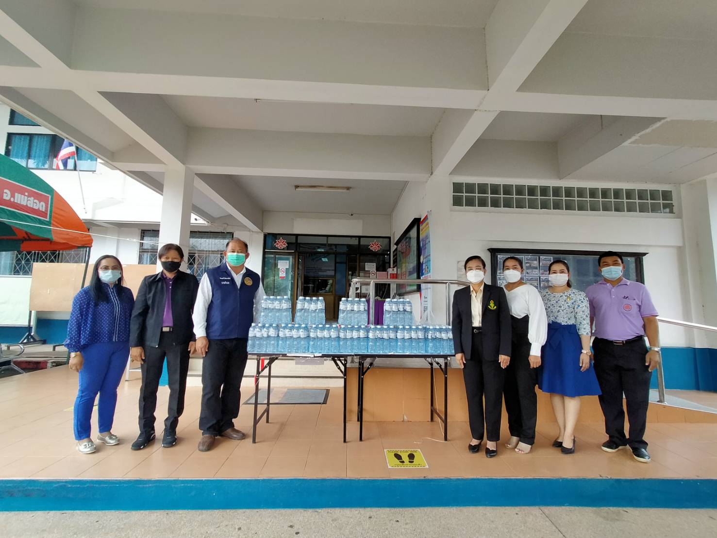 โรงเรียนสรรพวิทยาคม นำน้ำดื่มไปมอบให้กับ ผู้ป่วยโควิดที่พักรักษาตัวอยู่โรงพยาบาลสนาม โดยมอบผ่านทางนายอำเภอแม่สอด