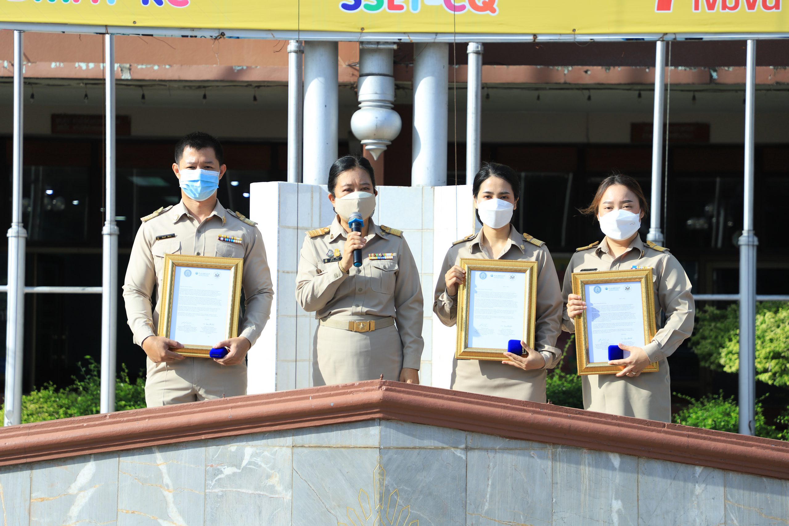 โรงเรียนสรรพวิทยาคม แสดงความยินดีพร้อมทั้งมอบเกียรติบัตรและเข็มที่ระลึกแก่ครูกลุ่มสาระภาษาต่างประเทศที่ได้รับทุน Fulbright โดย Thailand-United States Educational Foundation