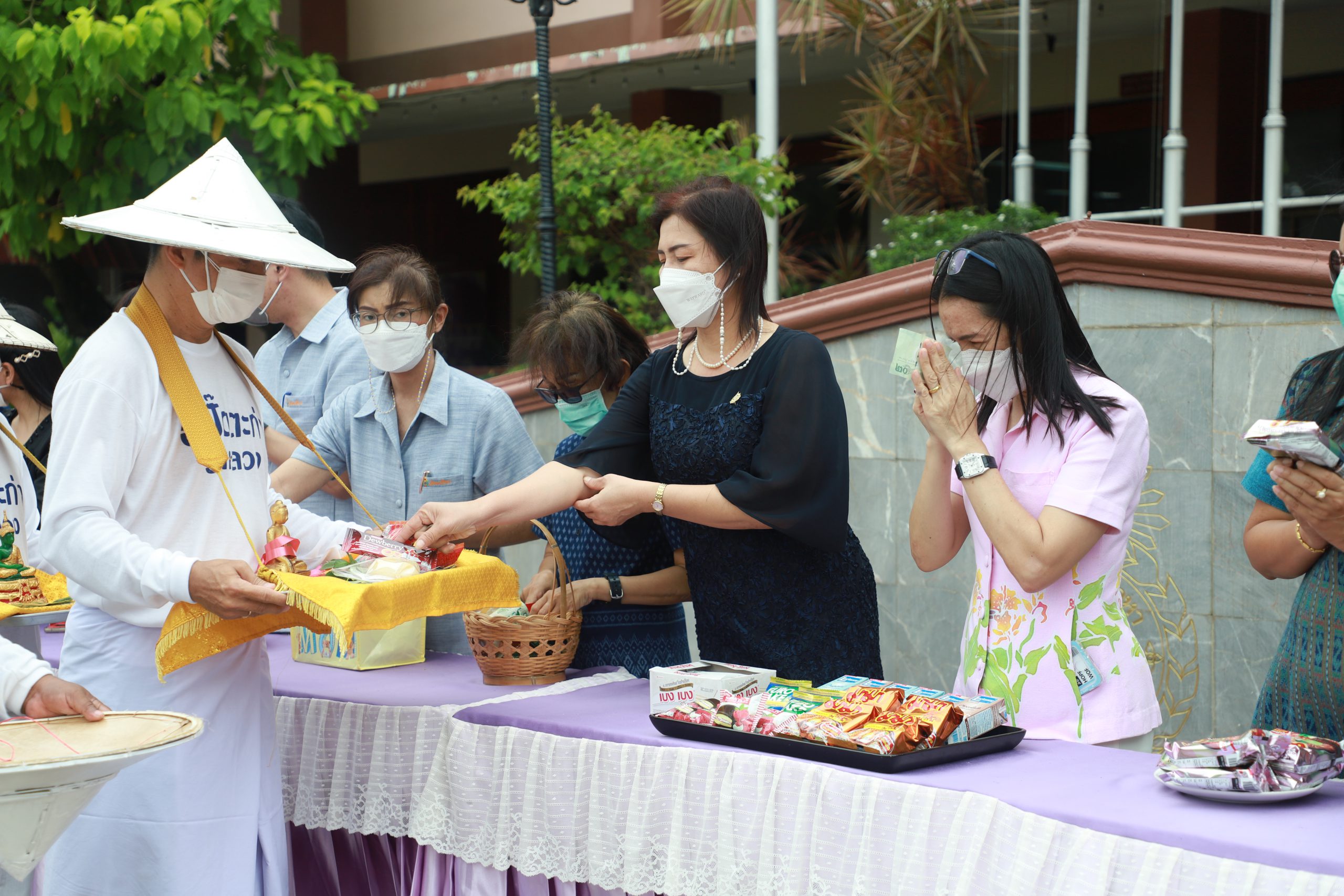 โรงเรียนสรรพวิทยาคม ร่วมทำบุญข้าวสารอาหารแห้ง เนื่องในประเพณีท้องถิ่น “แล้อุ๊ปั๊ตตะก่า” 