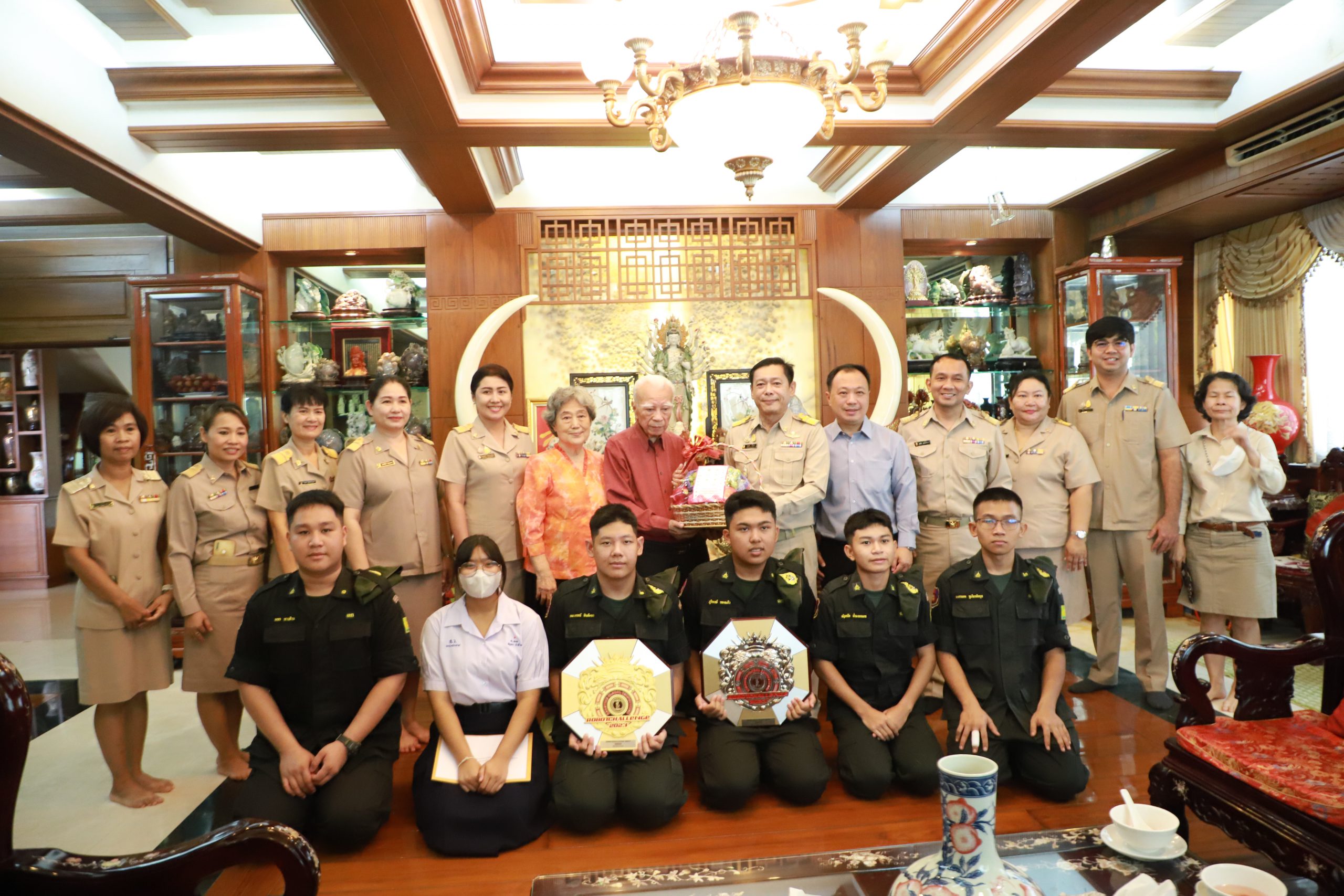 โรงเรียนสรรพวิทยาคม มอบกระเช้าผลไม้มงคลอวยพรเนื่องในวันคล้ายวันเกิดมงคลอายุวัฒนะ ๘๘ ปี ท่าน ดร.สุชาติ จึงกิจรุ่งโรจน์ ณ บ้านจึงรุ่งเรืองกิจ อำเภอแม่สอด จังหวัดตาก