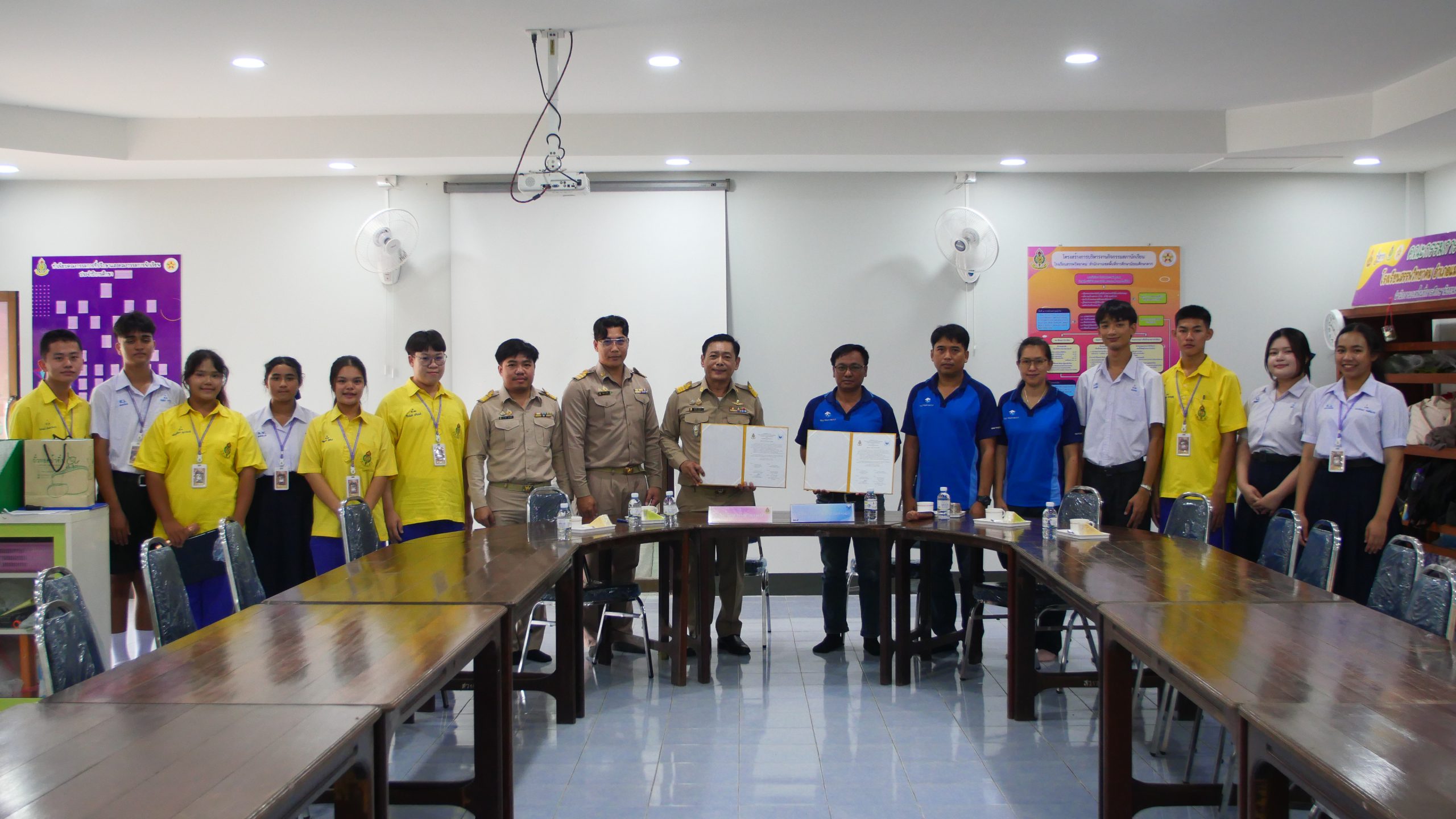 โรงเรียนสรรพวิทยาคม ลงนามบันทึกข้อตกลงร่วมกัน เพื่อส่งเสริม สนับสนุนกิจกรรมตามโครงการจิตอาสาพัฒนาคุณภาพชีวิต ค่ายเติมต่อทอฝันปันน้ำใจให้น้องครั้งที่ ๑๖ กับบริษัทไทยวา จำกัด มหาชน สาขาแม่สอด