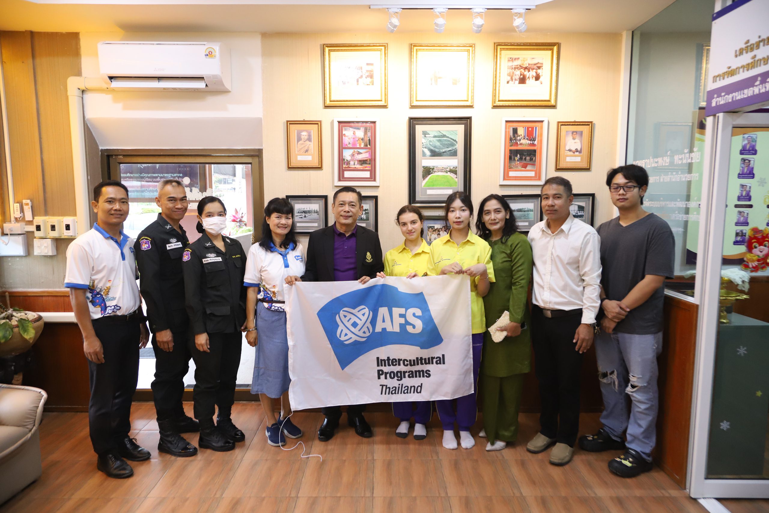 โรงเรียนสรรพวิทยาคม ร่วมกับคณะครูกลุ่มสาระภาษาต่างประเทศที่ ๑ มอบเกียรติบัตรให้กับครอบครัวอุปถัมภ์นักเรียนแลกเปลี่ยนเอเอฟเอสประเทศฝรั่งเศส ปี ๒๕๖๗