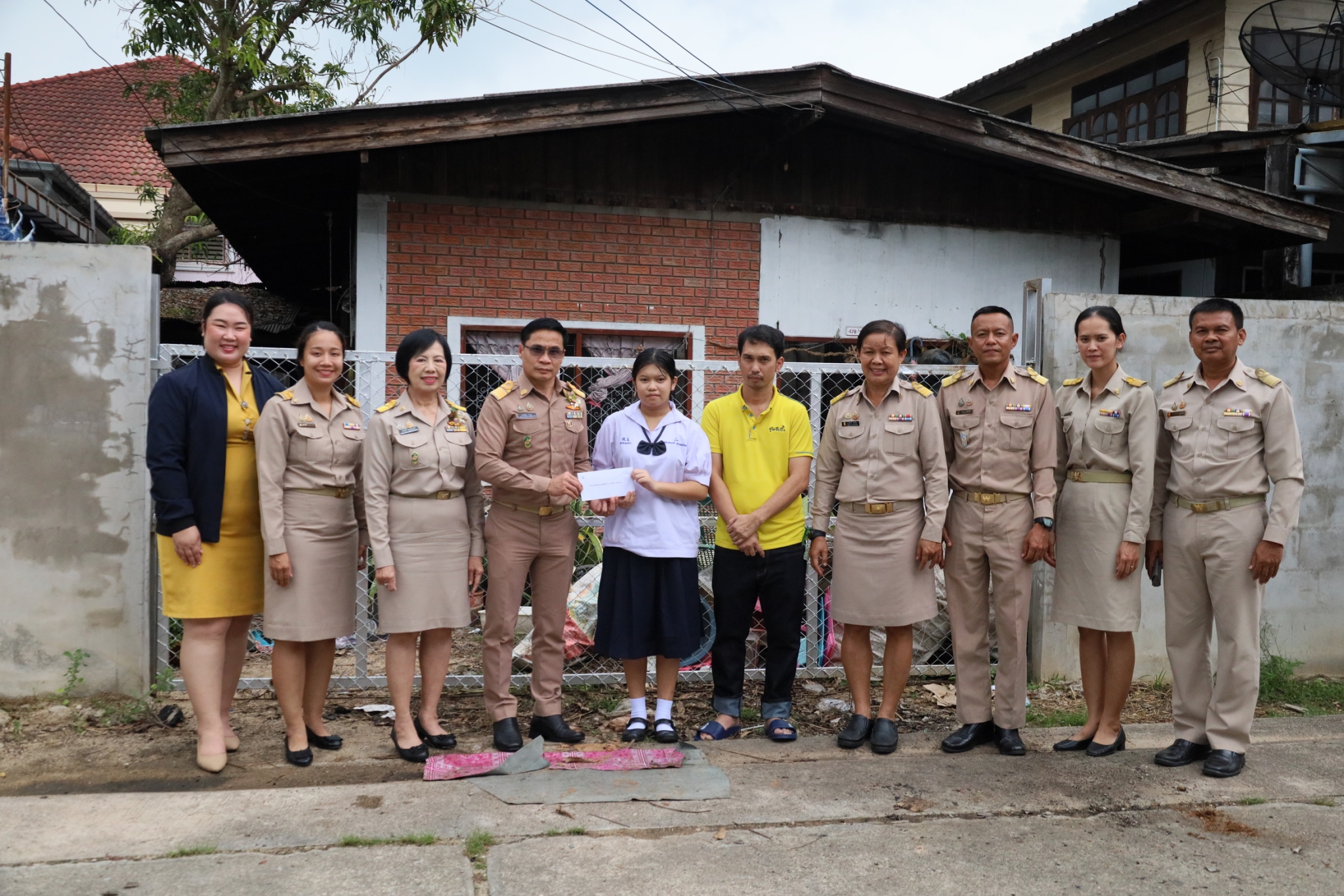 โรงเรียนสรรพวิทยาคมและสำนักงานเขตพื้นที่การศึกษามัธยมศึกษาตาก ร่วมช่วยเหลือรอบครัวนักเรียนที่ประสบอัคคีภัย และมอบเงินช่วยเหลือให้ครอบครัวของ เด็กหญิง ศลันลักษณ์ สุวรรณโรจน์ นักเรียนระดับชั้น มัธยมศึกษาปีที่ ๓/๔ โรงเรียนสรรพวิทยาคม