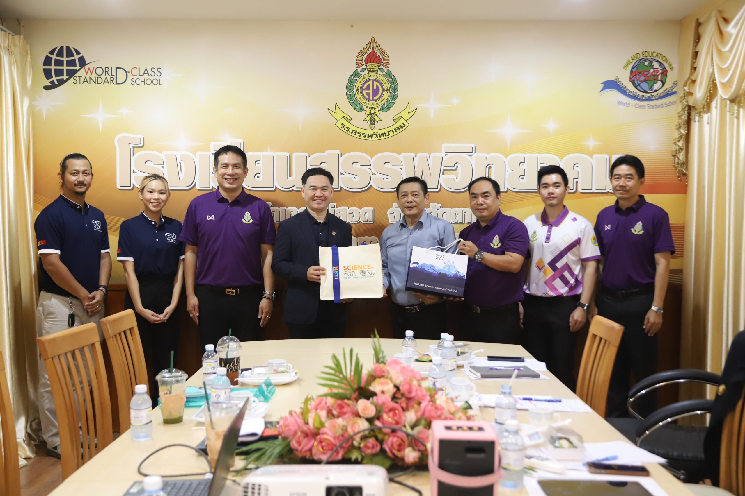 นายกฤษณะ เครืออยู่ ผู้อำนวยการโรงเรียนสรรพวิทยาคม พร้อมด้วยคณะผู้บริหาร และคณะครูกลุ่มสาระการเรียนรู้วิทยาศาสตร์และเทคโนโลยี ต้อนรับคณะจากองค์การพิพิธภัณฑ์วิทยาศาสตร์แห่งชาติ (อพวช.)